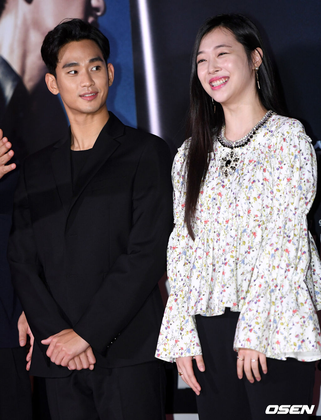 배우 김수현과 최진리(설리)가 27일 오후 서울 행당동 CGV왕십리에서 열린 영화 '리얼' (감독 이사랑) VIP시사회에 참석해 포즈를 취하고 있다. /dreamer@osen.co.kr