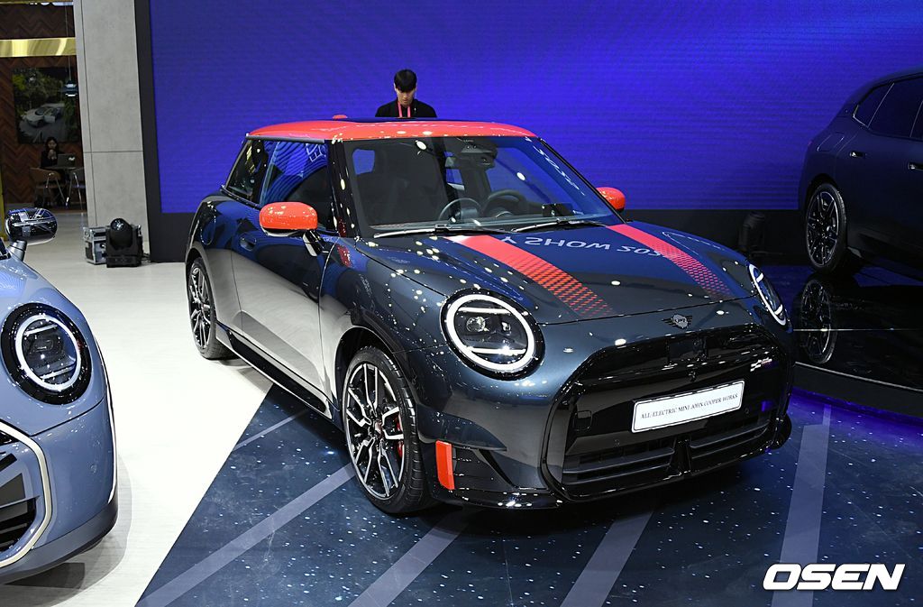 더 뉴 올-일렉트릭 MINI JCW.