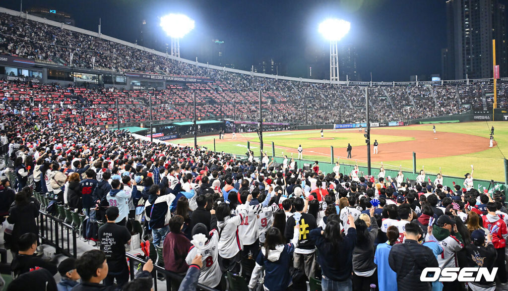 28일 부산 사직야구장에서 2025 신한 SOL 뱅크 KBO 리그 롯데 자이언츠와 KT 위즈의 경기가 열렸다. 홈팀 롯데는 반즈가 선발로 출전하고, 방문팀 KT는 헤이수스가 선발로 출전했다.롯데 자이언츠 팬들이 응원을 하고 있다. 2025.03.28 / foto0307@osen.co.kr