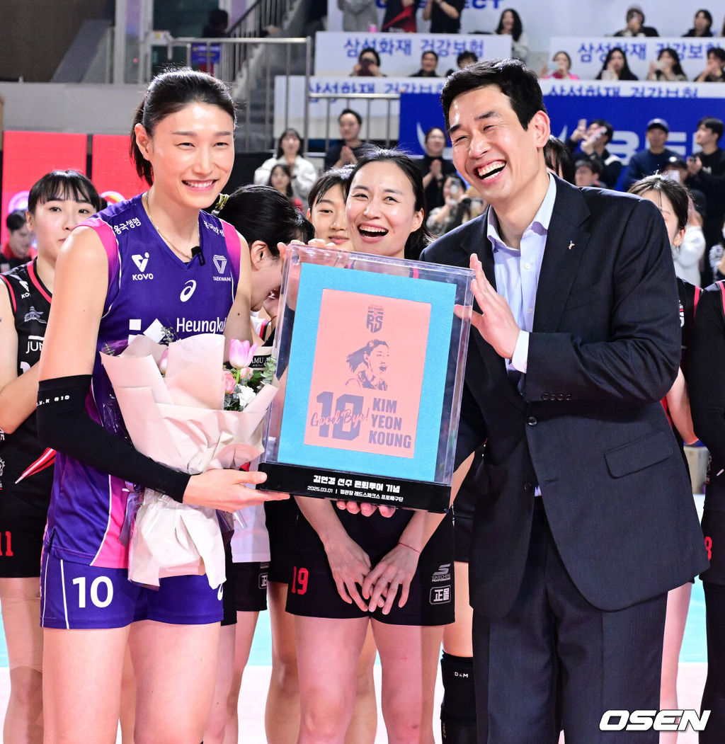 흥국생명 김연경 은퇴투어에서 김연경이 정관장 고희진 감독과 포즈를 취하고 있다. 2025.03.01 /jpnews@osen.co.kr