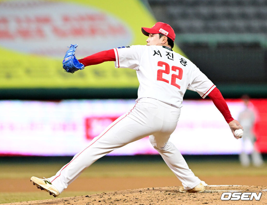 13일 오후 인천 SSG랜더스필드에서 ‘2025 신한 SOL Bank KBO리그’ 시범경기 SSG 랜더스와 키움 히어로즈의 경기가 열렸다.홈팀 SSG은 문승원, 방문팀 키움은 정현우를 선발로 내세웠다.4회초 1사 1루 상황 마운드에 오른 SSG 투수 서진용이 힘차게 공을 뿌리고 있다. 2025.03.13 / dreamer@osen.co.kr
