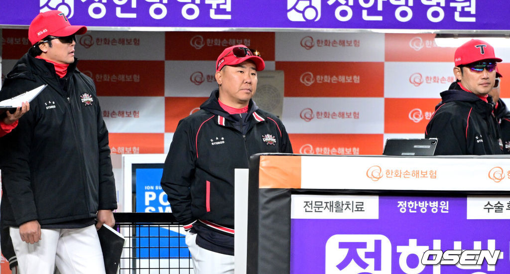 28일 오후 대전 한화생명 볼파크에서 ‘2025 신한 SOL Bank KBO리그’ 한화 이글스와 KIA 타이거즈의 경기가 열렸다.대전 신구장 첫 공식경기를 갖는 홈팀 한화는 코디 폰세, 방문팀 KIA는 제임스 네일을 선발로 내세웠다.8회말 수비를 지켜보는 KIA 이범호 감독의 표정이 어둡다. 2025.03.28 / dreamer@osen.co.kr