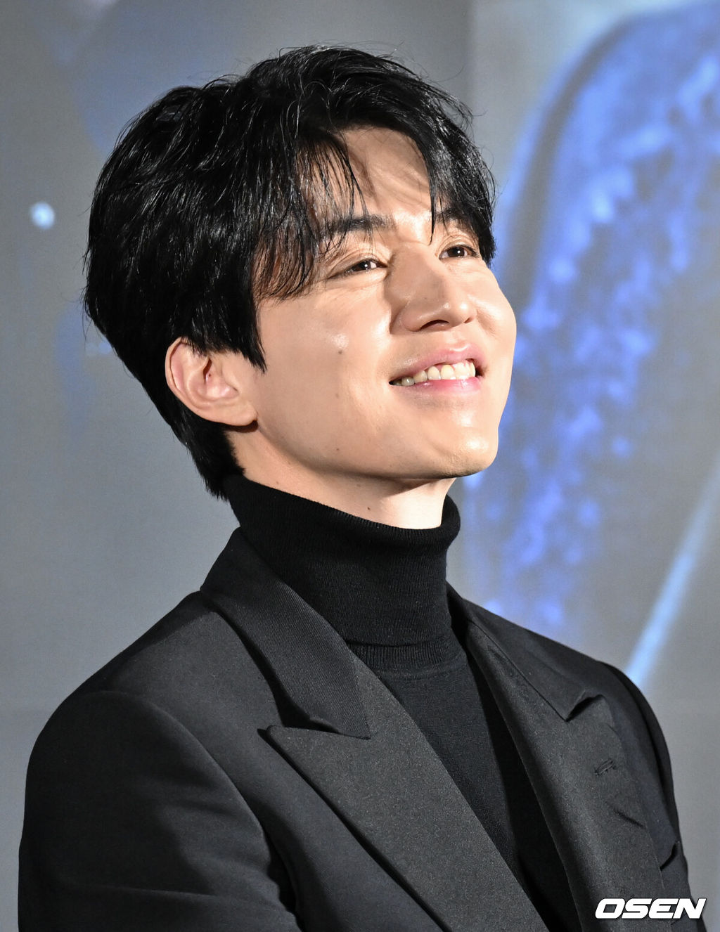 영화 ‘하얼빈’(감독 우민호) 제작보고회가 27일 서울 용산구 CGV용산아이파크몰에서 열렸다. 현빈, 박정민, 조우진, 전여빈, 박훈, 유재명이 주조연하고 이동욱이 특별 출연하는 ‘하얼빈 ’은 안중근 의사를 재조명한다. 하나의 목적을 위해 하얼빈으로 향하는 이들과 이를 쫓는 자들 사이의 숨 막히는 추적과 의심을 그린 작품.배우 이동욱이 질의응답 시간을 갖고 있다. 2024.11.27/cej@osen.co.kr