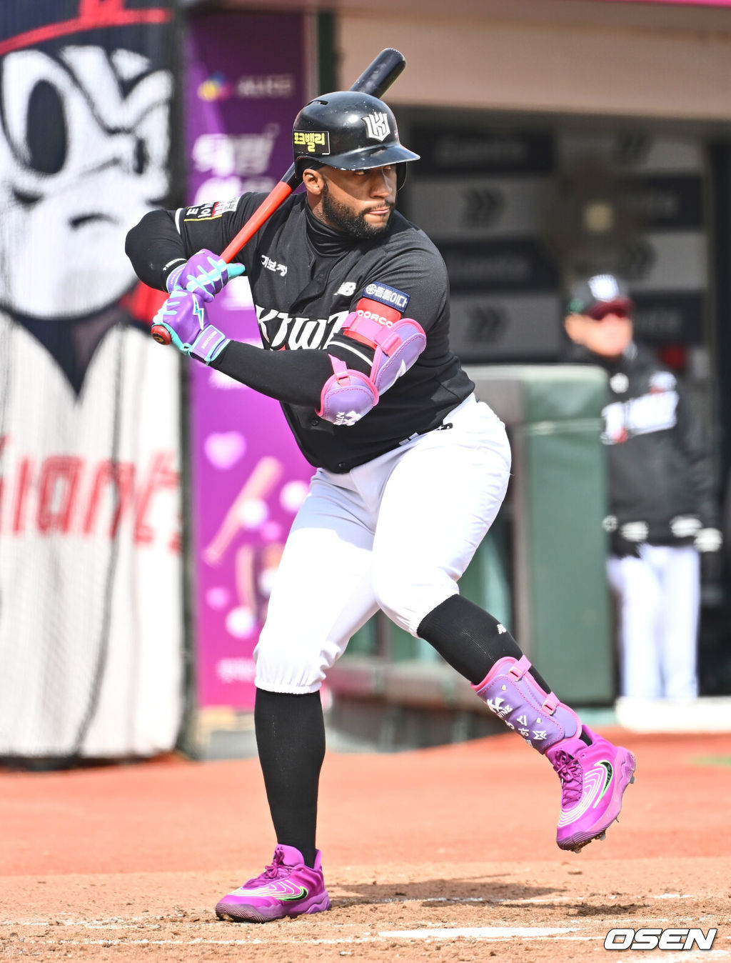 30일 부산 사직야구장에서 2025 신한 SOL 뱅크 KBO 리그 롯데 자이언츠와 KT 위즈의 경기가 열렸다. 홈팀 롯데는 데이비슨이 선발로 출전하고, 방문팀 KT는 고영표가 선발로 출전했다.KT 위즈 로하스가 보라색 패션으로 타석에 서 눈길을 끌고 있다. 2025.03.30 / foto0307@osen.co.kr