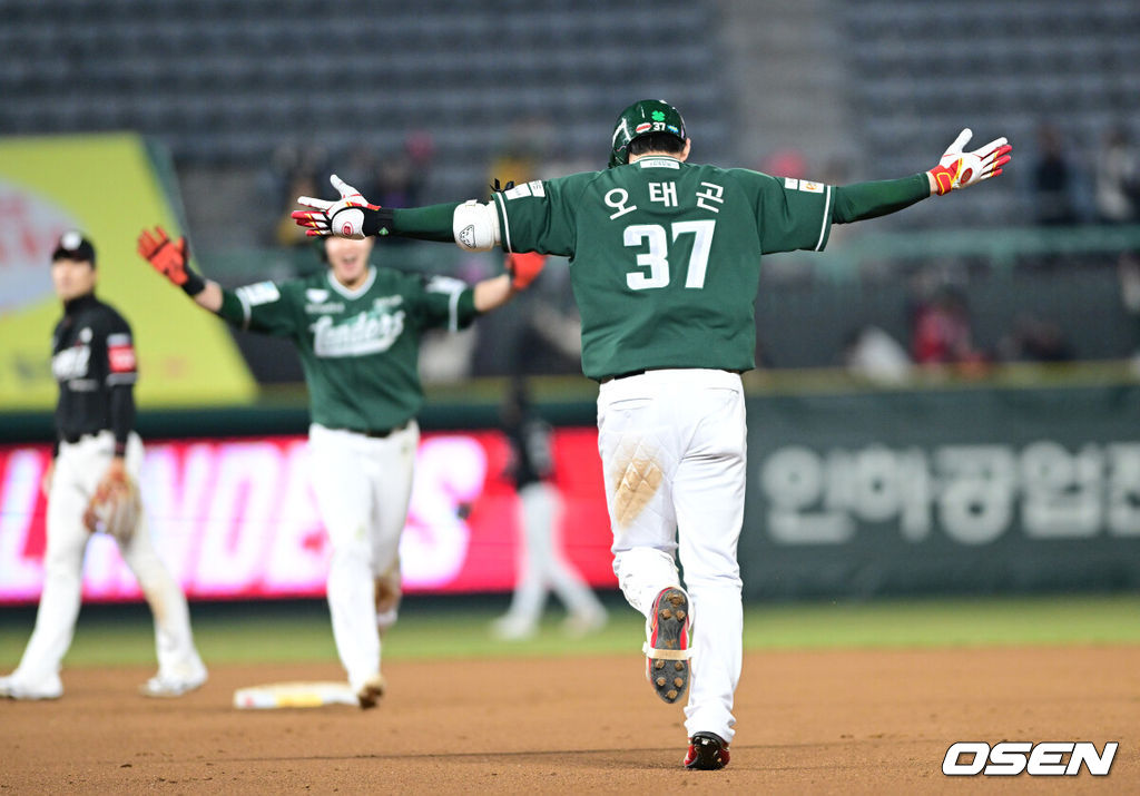 4일 오후 인천 SSG랜더스필드에서 ‘2025 신한 SOL Bank KBO리그’ SSG 랜더스와 KT 위즈의 경기가 열렸다.홈팀 SSG은 김광현, 방문팀 KT는 윌리엄 쿠에바스를 선발로 내세웠다.연장 11회말 2사 1, 2루 상황 SSG 오태곤이 끝내기 1타점 적시타를 날린 뒤 기뻐하고 있다. 2025.04.04 / dreamer@osen.co.kr