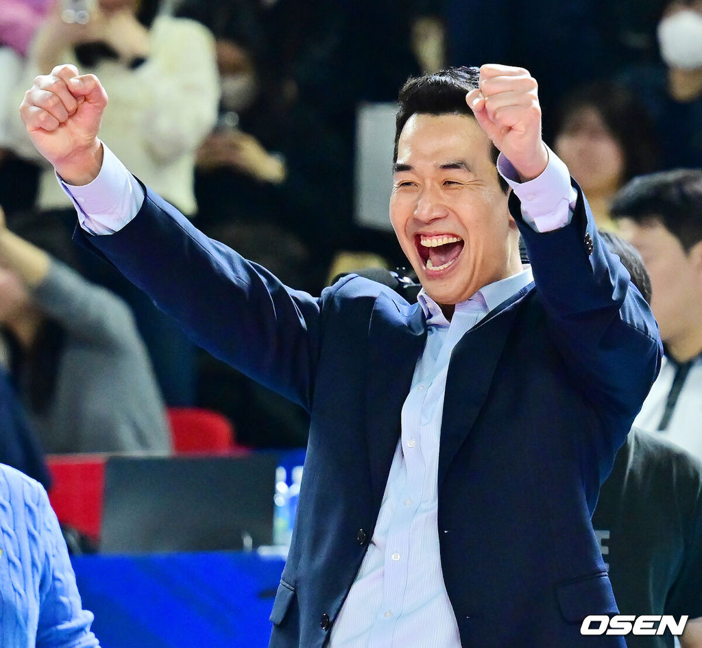 4일 대전 충무체육관에서 프로배구 도드람 2024-2025 V리그 여자부 챔피언결정 3차전 정관장과 흥국생명 경기가 진행됐다. 이 경기에서 정관장은 세트 스코어 3-2(21-25, 34-36, 25-22, 25-17, 15-11) 대역전승을 거뒀다. 메가가 40점, 부키리치가 31점으로 도합 71점을 합작했다. 경기를 마치고 정관장 고희진 감독이 기뻐하고 있다. 2025.04.04 / rumi@osen.co.kr