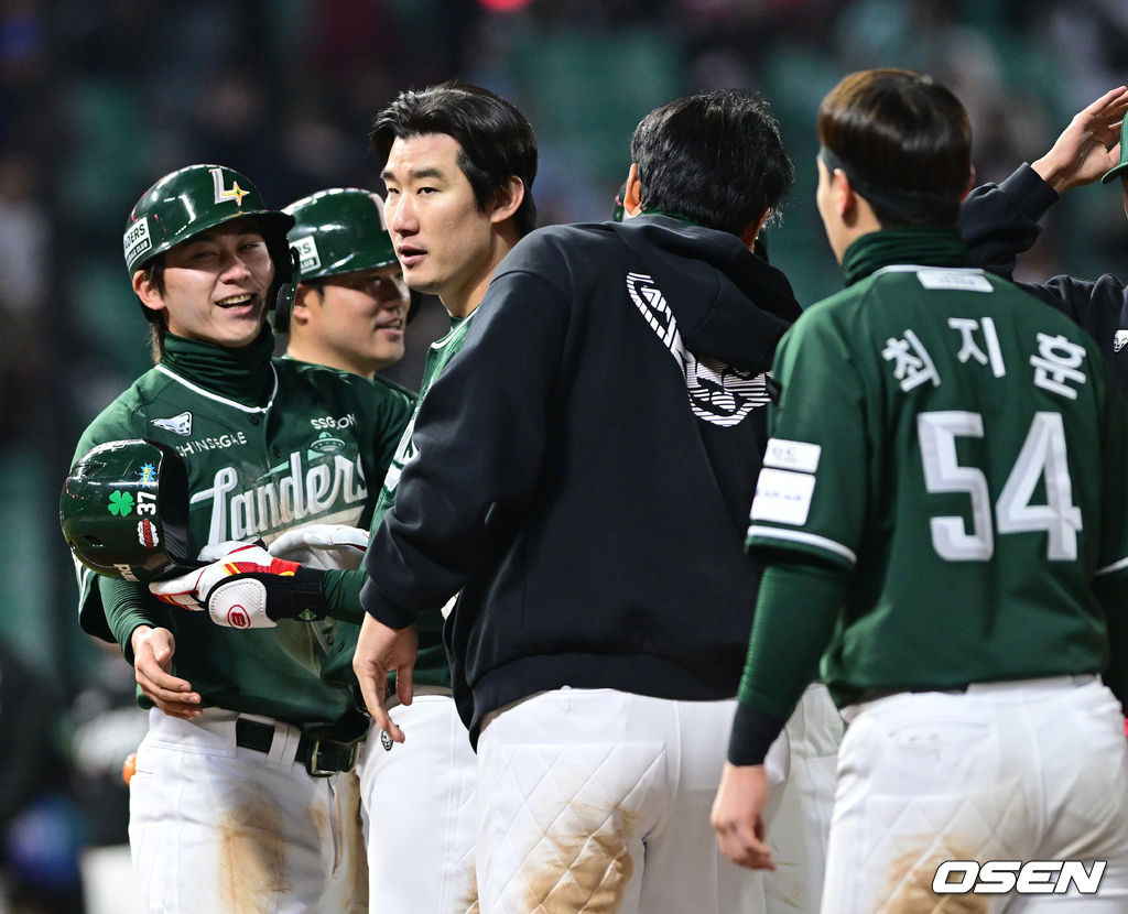 연장 11회 끝내기 승리 거둔 SSG, &apos;과한 세리머니는 자제&apos;