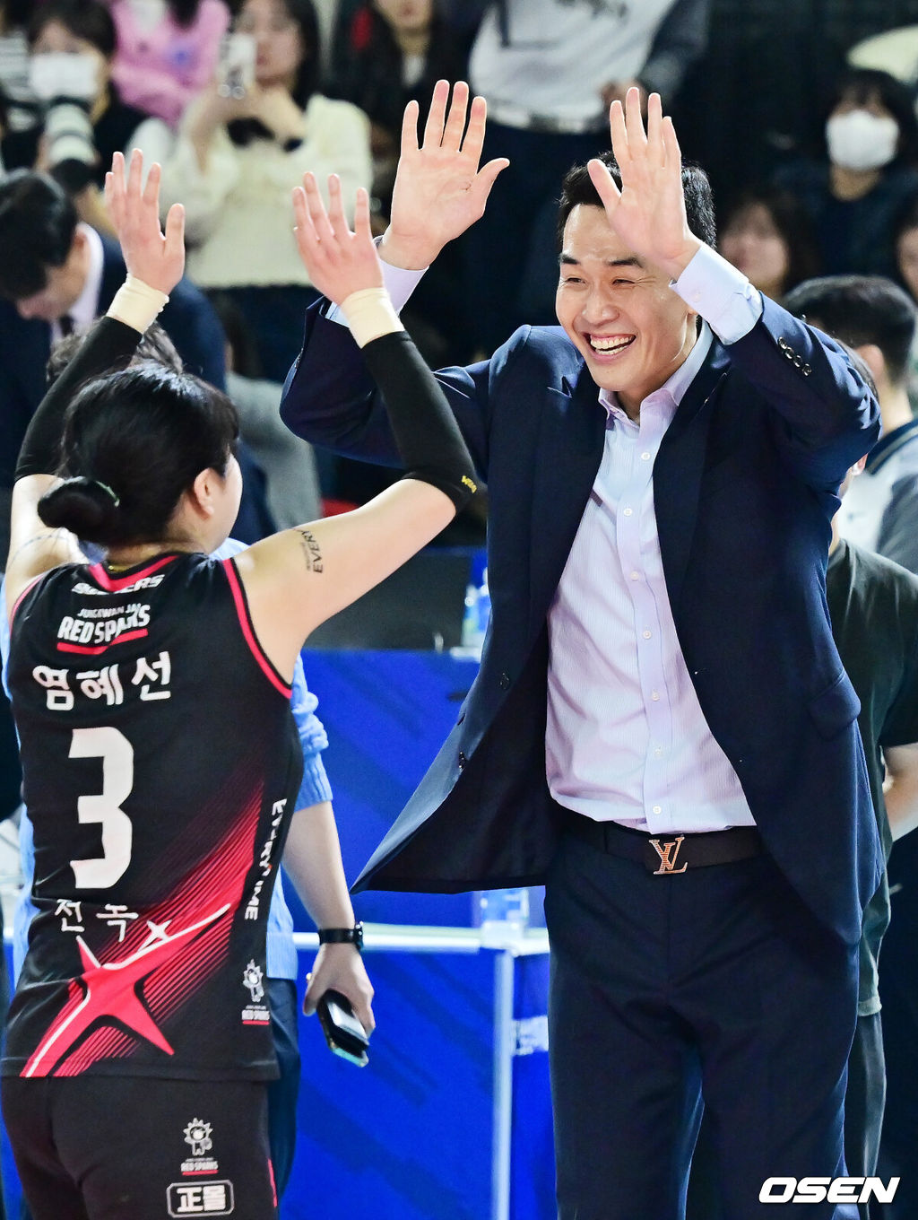 "코트에서 죽자" 김연경 은퇴를 미루다니, 세상에 이런 투혼의 팀을 봤나…벼랑 끝에서 리버스 스윕 &apos;정관장 드라마&apos;