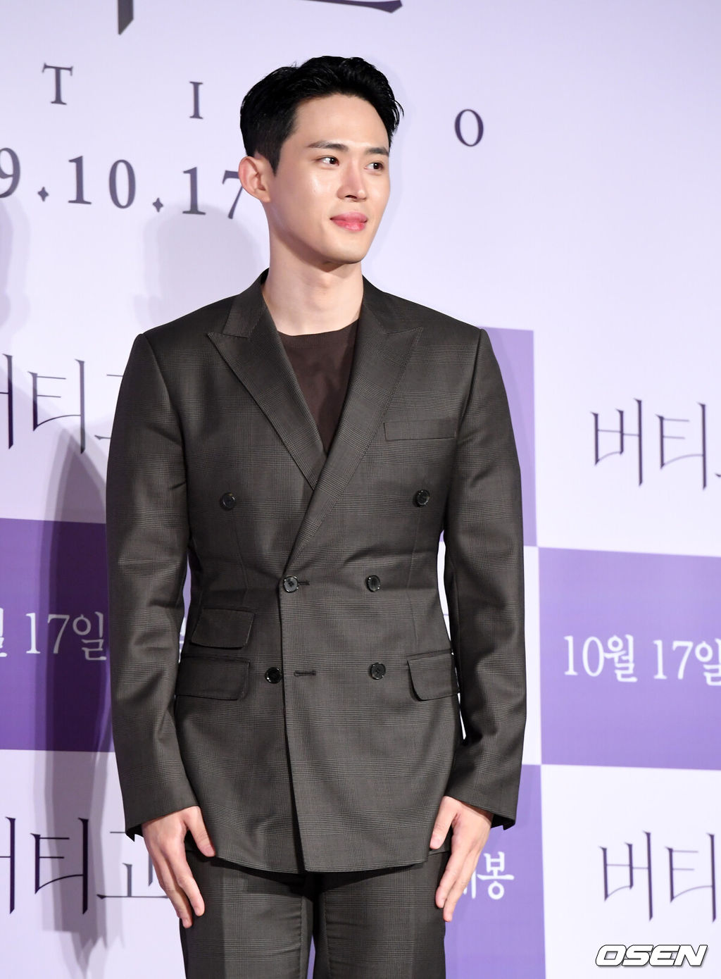 18일 오후 서울 자양동 롯데시네마 건대입구에서 영화 ‘버티고’ 제작보고회가 열렸다.‘버티고’는 현기증 나는 일상, 고층빌딩 사무실에서 위태롭게 버티던 서영(천우희 분)이 창 밖의 로프공과 마주하게 되는 아찔한 고공 감성 무비.배우 정재광이 포토타임을 하고 있다. /jpnews@osen.co.kr