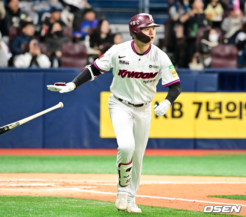 5일 오후 서울 고척스카이돔에서 2025 신한 SOL Bank KBO리그 키움 히어로즈와 NC 다이노스의 경기가 열렸다.이날 키움은 김윤하, NC는 라일리를 선발투수로 내세웠다.2회말 1사 주자 1,2루 키움 박주홍이 우월 선취 스리런 홈런을 때리고 있다. 2025.04.05 / rumi@osen.co.kr