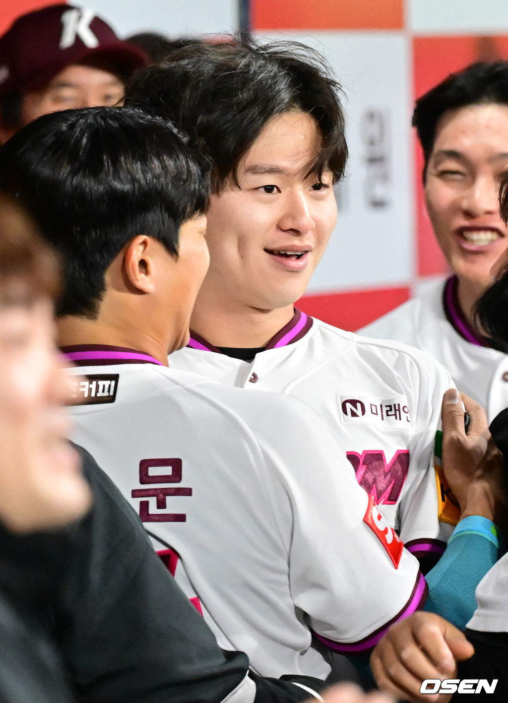 5일 오후 서울 고척스카이돔에서 2025 신한 SOL Bank KBO리그 키움 히어로즈와 NC 다이노스의 경기가 열렸다.이날 키움은 김윤하, NC는 라일리를 선발투수로 내세웠다.2회말 1사 주자 1,2루 키움 박주홍이 우월 선취 스리런 홈런을 때린 후 덕아웃에서 데뷔 첫 홈런 축하를 받고 있다. 2025.04.05 / rumi@osen.co.kr