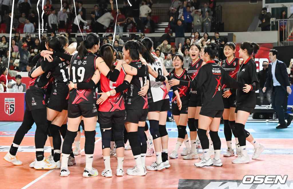 3연패로 끝난 줄 알았는데…벼랑 끝에서 2연승, 김연경 은퇴 미룬 고희진 감독 "5차전도 자신 있다"