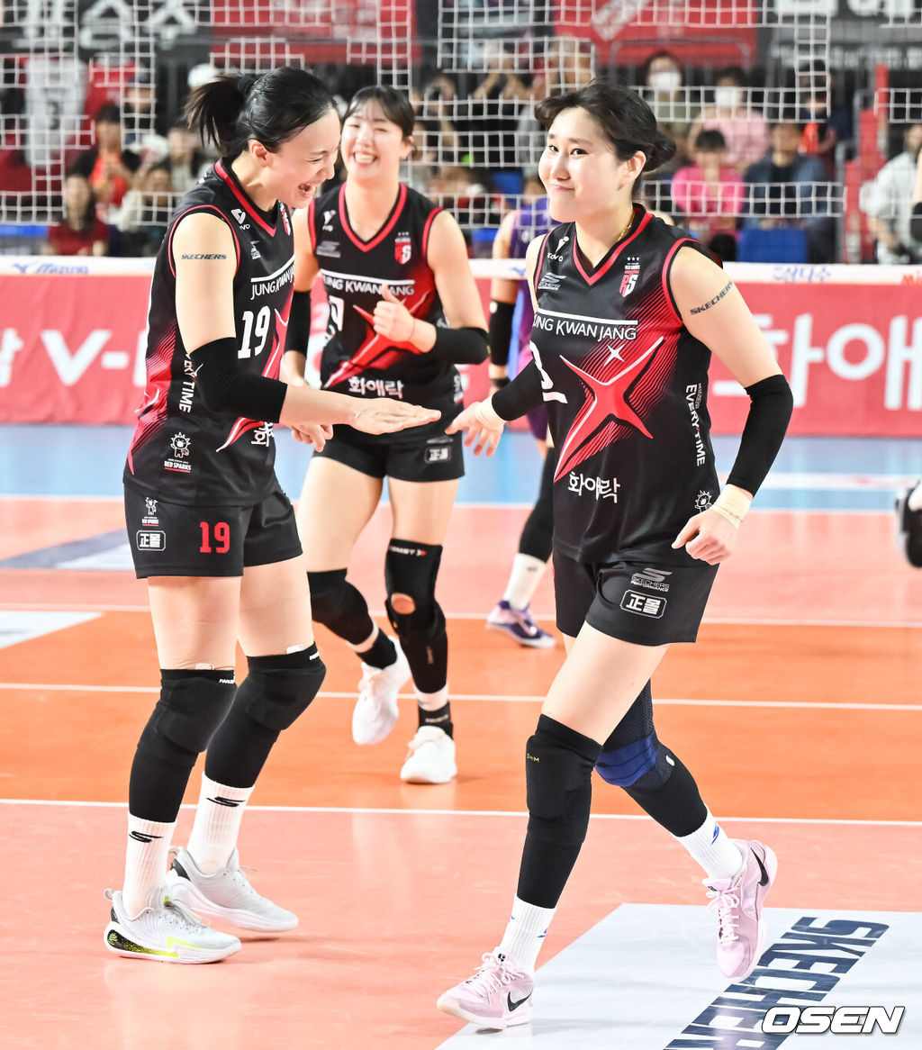 6일 대전 충무체육관에서 프로배구 도드람 2024-2025 V리그 여자부 챔피언결정 4차전 정관장과 흥국생명 경기가 진행됐다.흥국생명이 챔피언결정전 1, 2차전을 승리해 우승까지 단 1승만을 남겨뒀지만, 3차전에서 정관장이 반격에 성공해 불씨를 살렸다.2세트 정관장 염혜선이 서브에이스 성공 뒤 동료들과 기뻐하고 있다.    2025.04.06 / soul1014@osen.co.kr