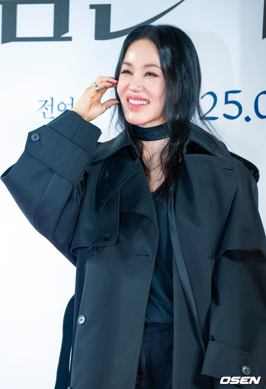 21일 오후 서울 송파구 신천동 롯데시네마 월드타워에서 영화 '검은 수녀들' VIP 시사회가 열렸다. '검은 수녀들'은 한국 오컬트의 새로운 장을 열었다는 평가를 받으며 관객들을 사로잡은 영화 '검은 사제들'의 두 번째 이야기로 강력한 악령에 사로잡힌 소년을 구하기 위해 금지된 의식에 나서는 사람들의 이야기를 그린 영화다.가수 겸 배우 엄정화가 포토타임을 갖고 있다. 2025.01.21 / rumi@osen.co.kr