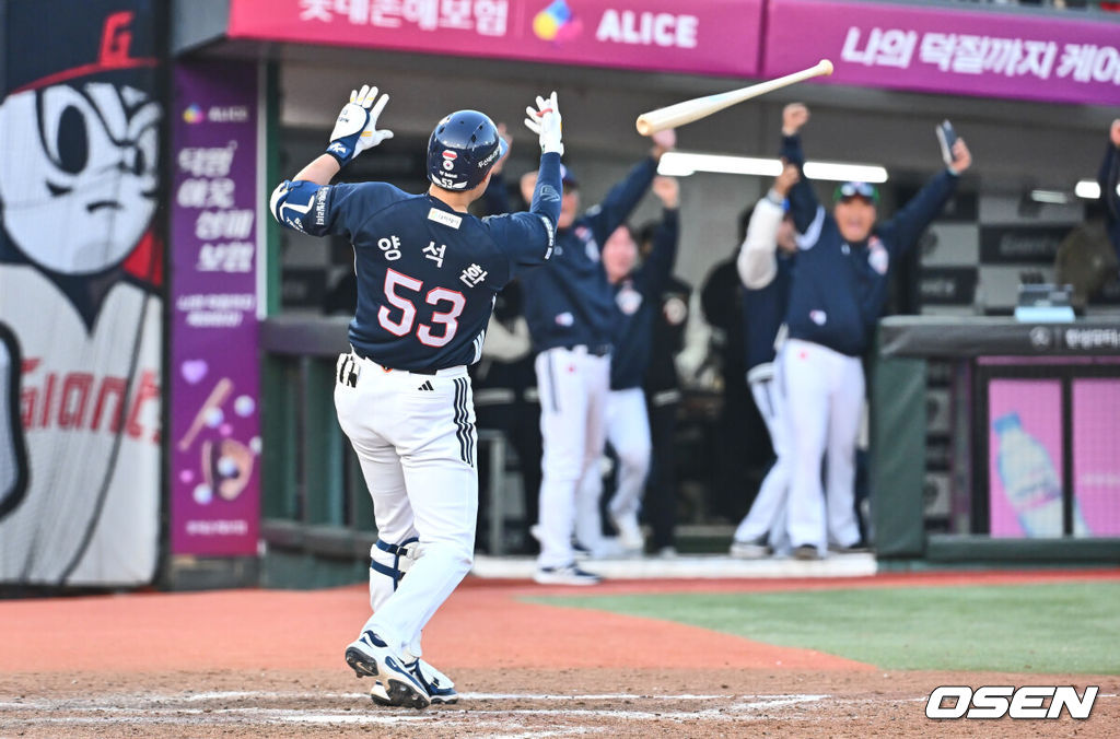 6일 부산 사직야구장에서 2025 신한 SOL 뱅크 KBO 리그 롯데 자이언츠와 두산 베어스의 경기가 열렸다. 홈팀 롯데는 데이비슨이, 방문팀 두산은 김유성이 선발로 출전했다.두산 베어스 양석환이 8회초 2사 1루 좌월 역전 2점 홈런을 치고 환호하고 있다. 2025.04.06 / foto0307@osen.co.kr