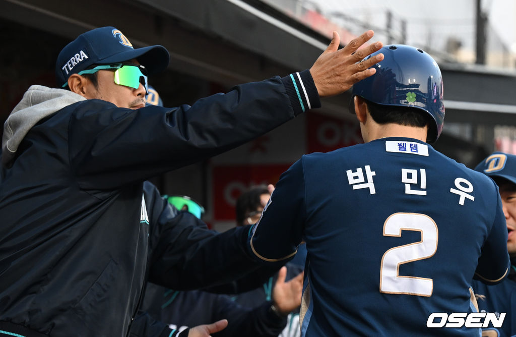 &apos;선제 득점&apos; 박민우 맞이하는 이호준 감독