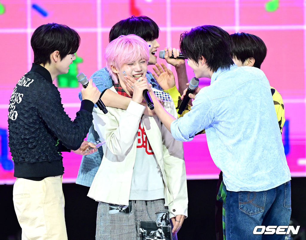 울먹이는 켄신 달래는 클로즈유어아이즈, &apos;더쇼&apos; 초이스 기쁨