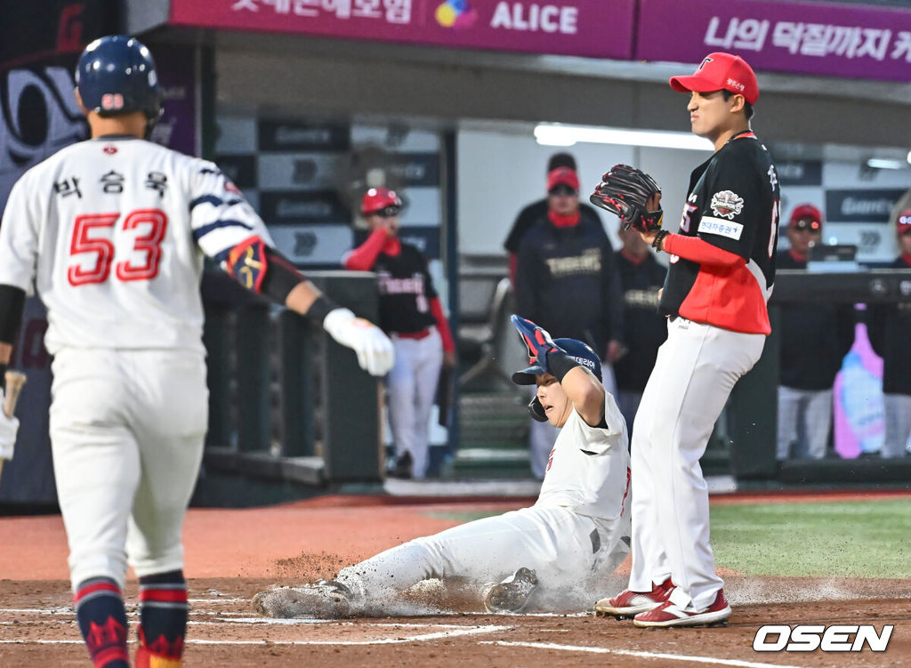 8일 부산 사직야구장에서 2025 신한 SOL 뱅크 KBO 리그 롯데 자이언츠와 KIA 타이거즈의 경기가 열렸다. 홈팀 롯데는 김진욱이, 방문팀 KIA는 김도현이 선발로 출전했다.롯데 자이언츠 고승민이 2회말 1사 1,3루 박승욱 타석때 KIA 타이거즈 김도현의 폭투로 득점을 올리고 있다. 2025.04.08 / foto0307@osen.co.kr