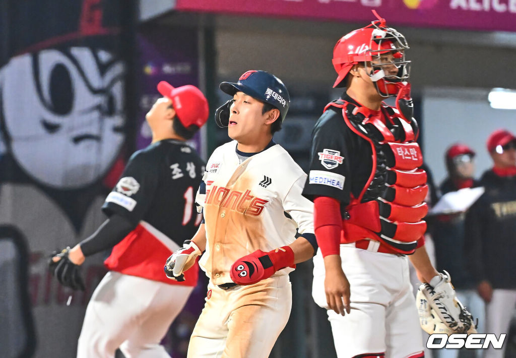8일 부산 사직야구장에서 2025 신한 SOL 뱅크 KBO 리그 롯데 자이언츠와 KIA 타이거즈의 경기가 열렸다. 홈팀 롯데는 김진욱이, 방문팀 KIA는 김도현이 선발로 출전했다.롯데 자이언츠 황성빈이 7회말 2사 2루 레이예스의 우익수 앞 1타점 안타때 득점을 올리고 있다. 2025.04.08 / foto0307@osen.co.kr