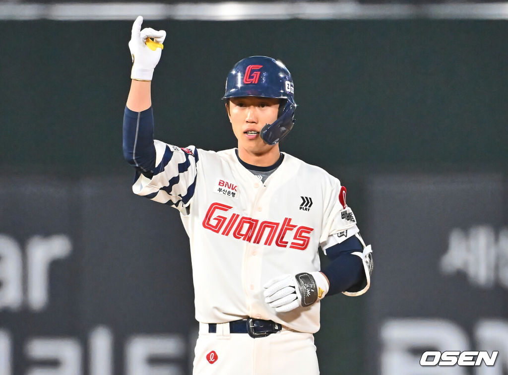 8일 부산 사직야구장에서 2025 신한 SOL 뱅크 KBO 리그 롯데 자이언츠와 KIA 타이거즈의 경기가 열렸다. 홈팀 롯데는 김진욱이, 방문팀 KIA는 김도현이 선발로 출전했다.롯데 자이언츠 전민재가 8회말 2사 2루 좌익수 뒤 1타점 2루타를 치고 세리머니를 하고 있다. 2025.04.08 / foto0307@osen.co.kr