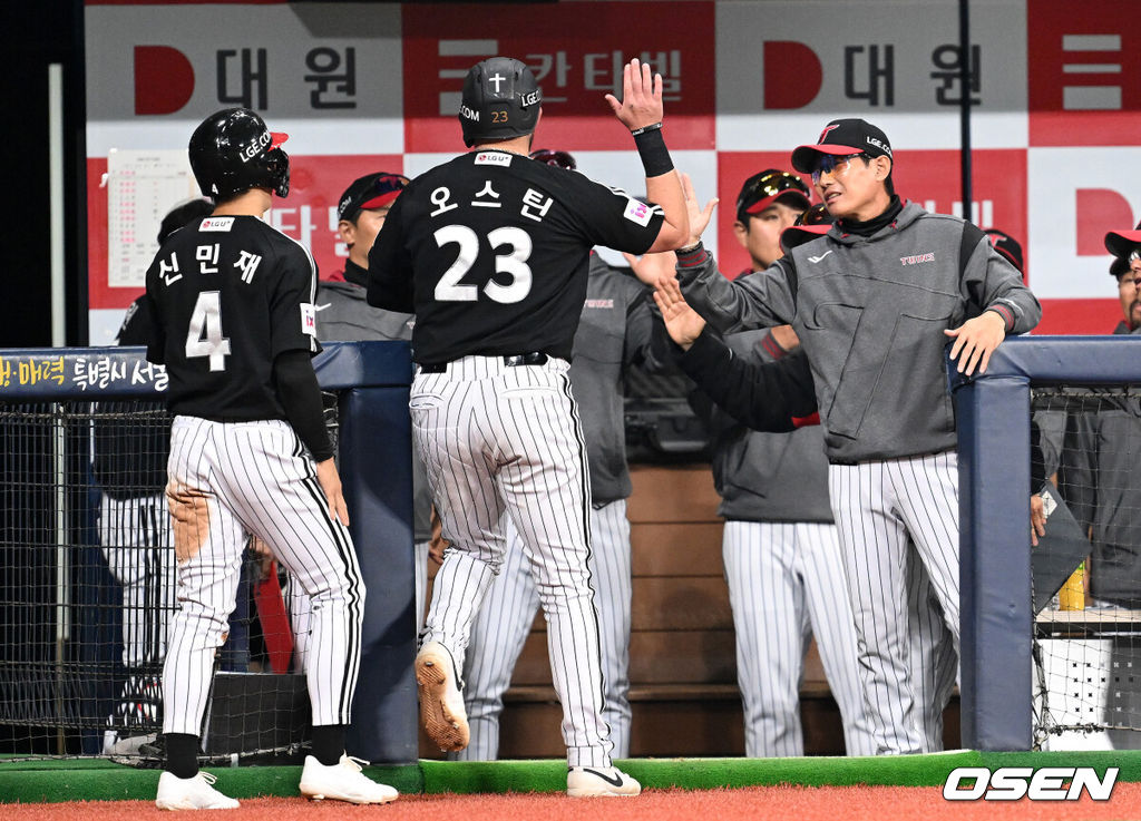 8일 오후 서울 고척스카이돔에서 2025 신한 SOL Bank KBO리그 키움 히어로즈와 LG 트윈스의 경기가 열렸다.키움은 윤현, LG는 손주영을 선발 투수로 내세웠다.2회초 2사 1,2루에서 LG 문보경의 2타점 적시타 때 홈을 밟은 오스틴과 신민재가 염경엽 감독의 축하를 받고 있다. 2025.04.08 /sunday@osen.co.kr