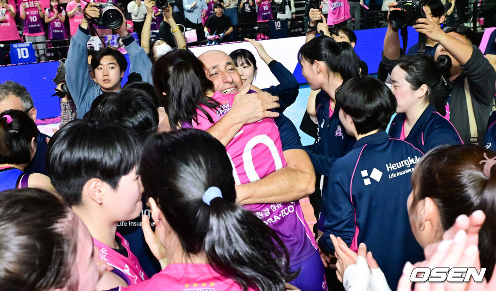 흥국생명 핑크스파이더스가 통산 5번째 챔피언결정전 우승을 차지했다. 김연경(37)은 현역 마지막 시즌을 통합우승으로 화려하게 장식했다. 흥국생명은 8일 인천 삼산월드체육관에서 열린 ‘도드람 2024-2025 V-리그’ 챔피언결정전 5차전 정관장 레드스파크스와의 경기에서 세트스코어 3-2(26-24, 26-24, 24-26, 23-25, 15-13) 승리를 거뒀다. 시리즈 전적 3승 2패로 마침내 5번째 우승에 성공했다.경기종료 후 흥국생명 아본단자 감독이 김연경과 포옹을 하고 있다   2025.04.08 / soul1014@osen.co.kr