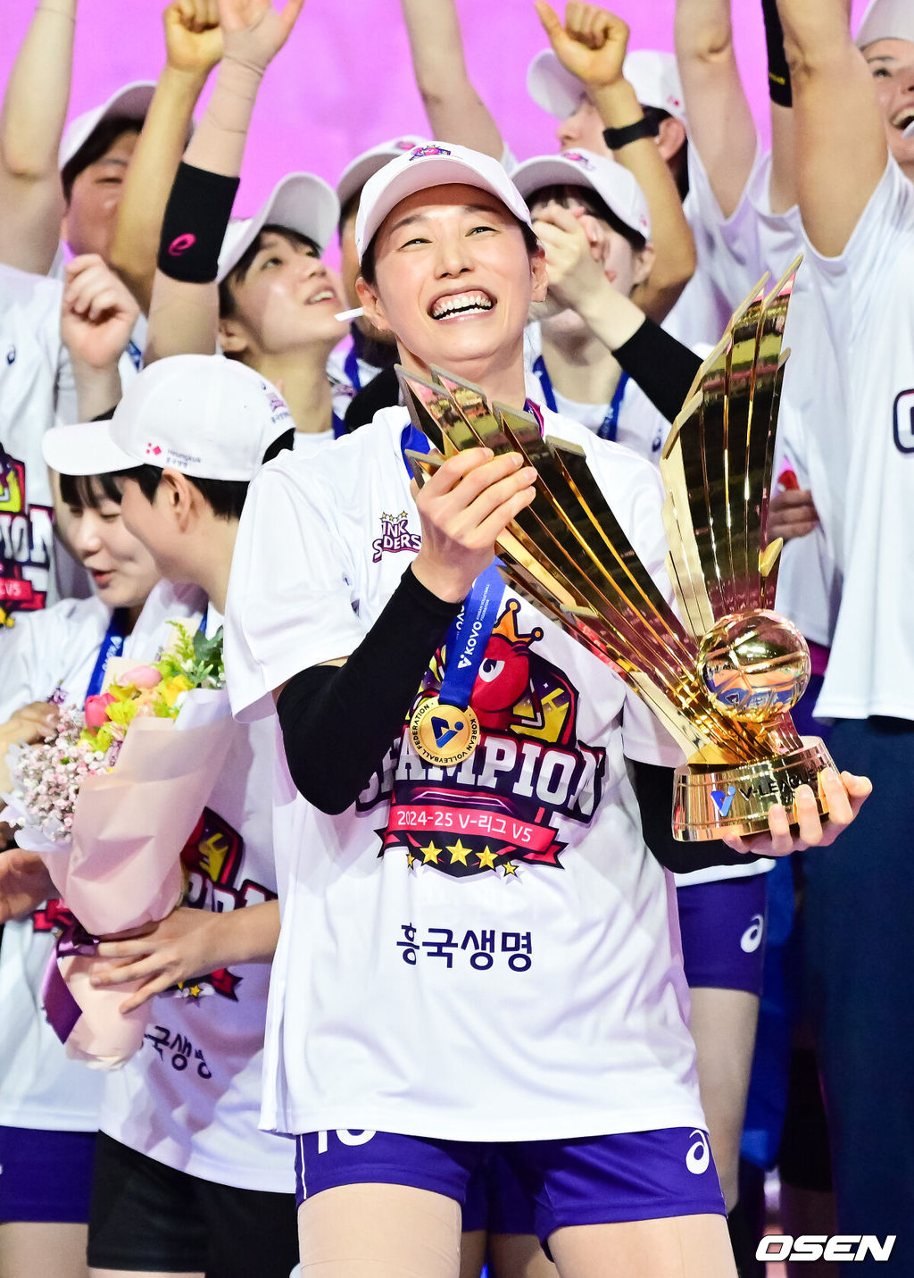 흥국생명 핑크스파이더스가 통산 5번째 챔피언결정전 우승을 차지했다. 김연경(37)은 현역 마지막 시즌을 통합우승으로 화려하게 장식했다. 흥국생명은 8일 인천 삼산월드체육관에서 열린 ‘도드람 2024-2025 V-리그’ 챔피언결정전 5차전 정관장 레드스파크스와의 경기에서 세트스코어 3-2(26-24, 26-24, 24-26, 23-25, 15-13) 승리를 거뒀다. 시리즈 전적 3승 2패로 마침내 5번째 우승에 성공했다.시상식에서 흥국생명 김연경이 우승 트로피를 들어올리고 있다.  2025.04.08 / soul1014@osen.co.kr