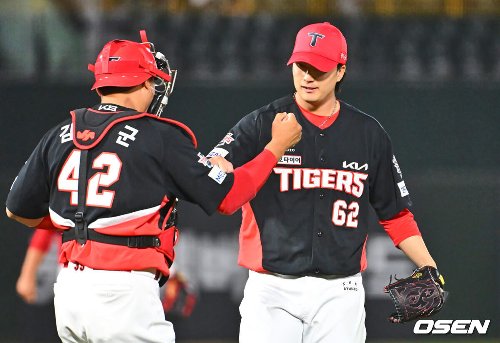 8일 부산 사직야구장에서 2025 신한 SOL 뱅크 KBO 리그 롯데 자이언츠와 KIA 타이거즈의 경기가 열렸다. 홈팀 롯데는 김진욱이, 방문팀 KIA는 김도현이 선발로 출전했다.KIA 타이거즈 정해영이 9회말 2사 롯데 자이언츠 레이예스를 삼진으로 잡고 5-4로 승리한 후 김태군과 기쁨을 나누고 있다. 2025.04.08 / foto0307@osen.co.kr