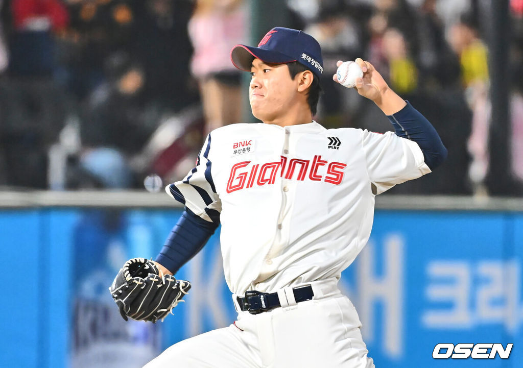8일 부산 사직야구장에서 2025 신한 SOL 뱅크 KBO 리그 롯데 자이언츠와 KIA 타이거즈의 경기가 열렸다. 홈팀 롯데는 김진욱이, 방문팀 KIA는 김도현이 선발로 출전했다.롯데 자이언츠 정현수가 역투하고 있다. 2025.04.08 / foto0307@osen.co.kr