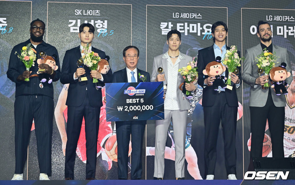 9일 오후 서울 강남구 그랜드 인터컨티넨탈 서울 파르나스 그랜드볼룸에서 '2024-2025 KCC 프로농구 시상식' 행사가 열렸다. 시상식에서는 정규 시즌 최고의 활약을 펼친 MVP, 신인왕, 베스트 5 등 주요 선수들에게 수상이 전해진다. SK 워니, 안영준, 김선형, LG 타마요, 마레이가 베스트5 상을 수상한 뒤 기념촬영을 하고 있다. 2025.04.09 / ksl0919@osen.co.kr  
