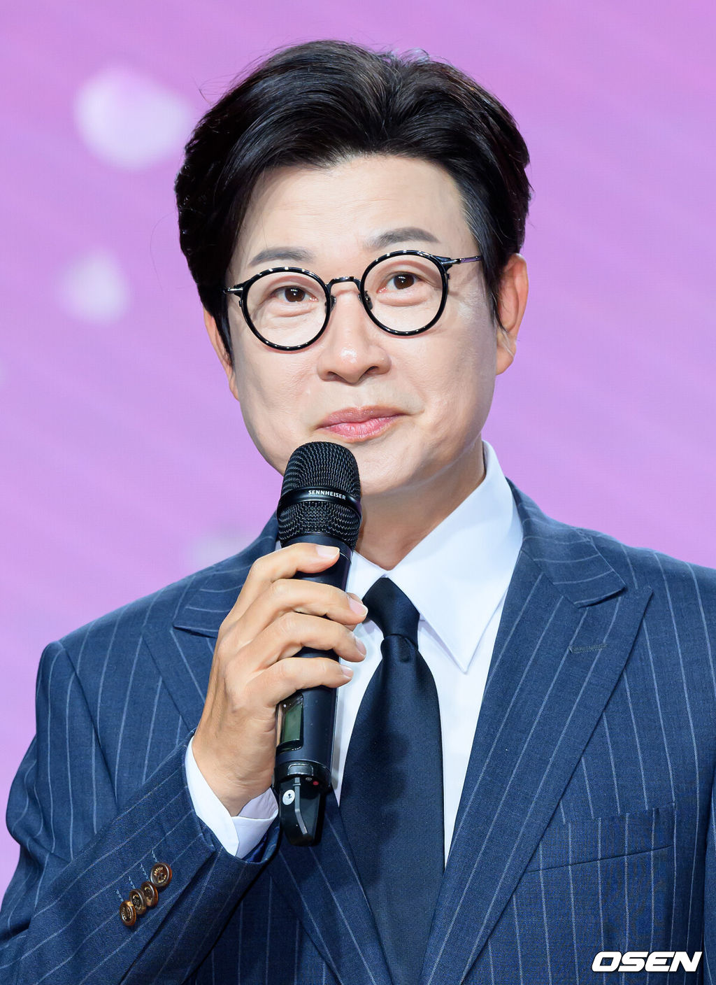 9일 오후 서울 일지아트홀에서 트로트 가수 김태연 첫 번째 정규앨범 '설레임' 발매기념 쇼케이스가 열렸다.김태연의 첫 번째 정규앨범 ‘설레임’은 깊어진 감성과 더욱 단단해진 보컬로 돌아온 김태연의 진심이 담긴 작품이다. 아나운서 김성주가 진행을 하고 있다. 2025.04.09 /sunday@osen.co.kr