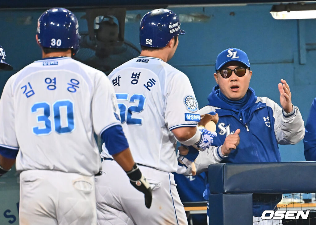 26일 대구삼성라이온즈파크에서 2025 신한 SOL 뱅크 KBO 리그 삼성 라이온즈와 NC 다이노스의 경기가 열렸다. 홈팀 삼성은 이승현이, 방문팀 NC는 신민혁이 선발 출전했다. 삼성 라이온즈 박병호가 9회말 무사 2루 좌월 2점 홈런을 치고 박진만 감독과 하이파이브를 하고 있다. 2025.03.26 / foto0307@osen.co.kr