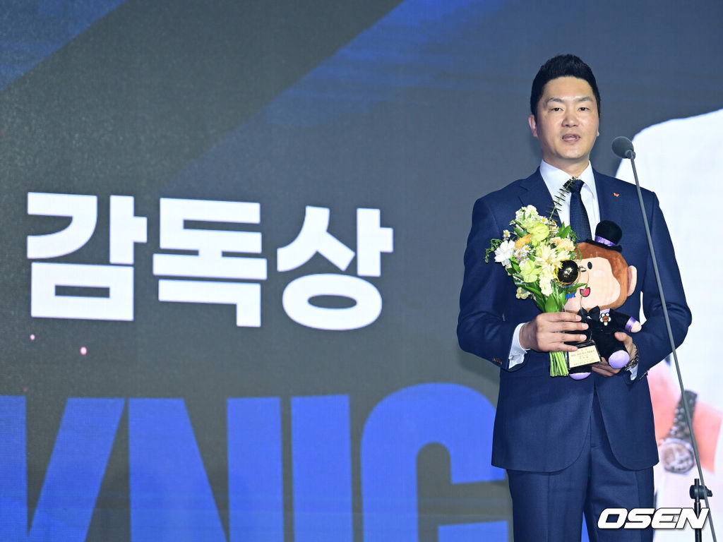 9일 오후 서울 강남구 그랜드 인터컨티넨탈 서울 파르나스 그랜드볼룸에서 '2024-2025 KCC 프로농구 시상식' 행사가 열렸다. 시상식에서는 정규 시즌 최고의 활약을 펼친 MVP, 신인왕, 베스트 5 등 주요 선수들에게 수상이 전해진다. SK 전희철 감독이 감독상을 수상한 뒤 소감을 전하고 있다. 2025.04.09 / ksl0919@osen.co.kr