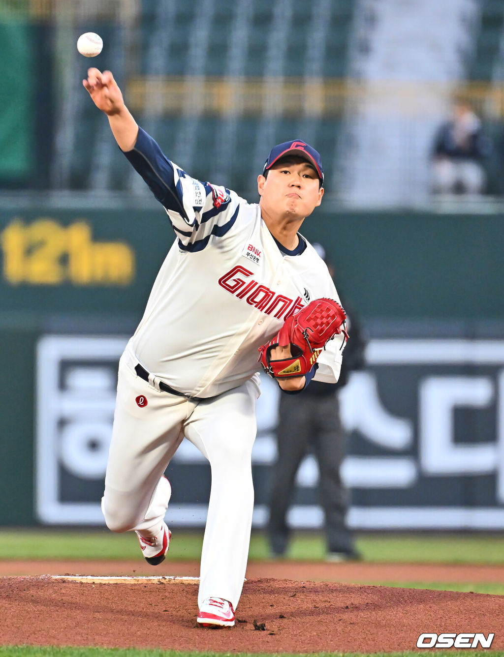 9일 부산 사직야구장에서 2025 신한 SOL 뱅크 KBO 리그 롯데 자이언츠와 KIA 타이거즈의 경기가 열렸다. 홈팀 롯데는 나균안이, 방문팀 KIA는 네일이 선발로 출전했다.롯데 자이언츠 선발 투수 나균안이 역투하고 있다. 2025.04.09 / foto0307@osen.co.kr