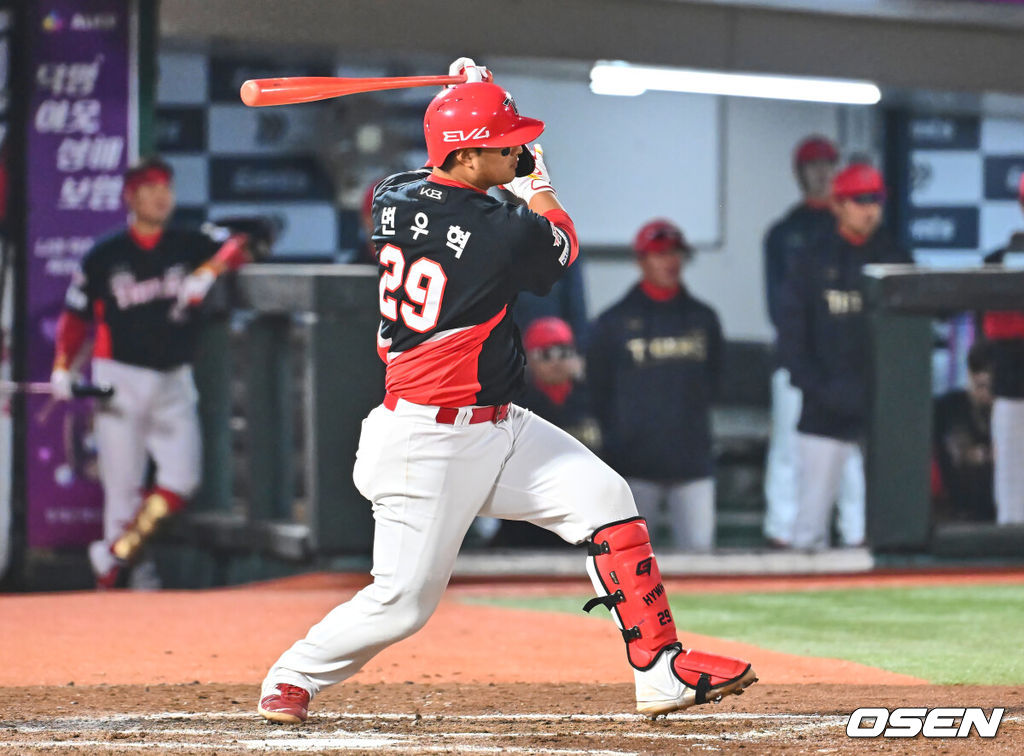 8일 부산 사직야구장에서 2025 신한 SOL 뱅크 KBO 리그 롯데 자이언츠와 KIA 타이거즈의 경기가 열렸다. 홈팀 롯데는 김진욱이, 방문팀 KIA는 김도현이 선발로 출전했다.KIA 타이거즈 변우혁이 8회초 1사 2루 좌익수 앞 1타점 안타를 치고 있다. 2025.04.08 / foto0307@osen.co.kr