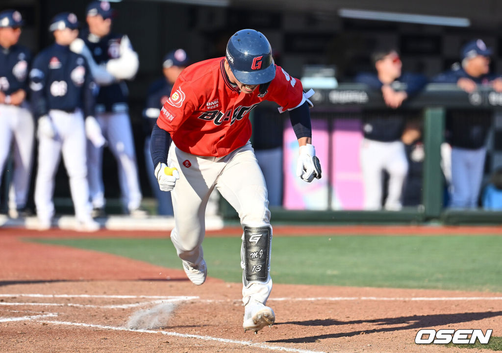 6일 부산 사직야구장에서 2025 신한 SOL 뱅크 KBO 리그 롯데 자이언츠와 두산 베어스의 경기가 열렸다. 홈팀 롯데는 데이비슨이, 방문팀 두산은 김유성이 선발로 출전했다.롯데 자이언츠 전민재가 6회말 1사 만루 좌익수 앞 역전 1타점 안타를 치고 환호하고 있다. 2025.04.06 / foto0307@osen.co.kr