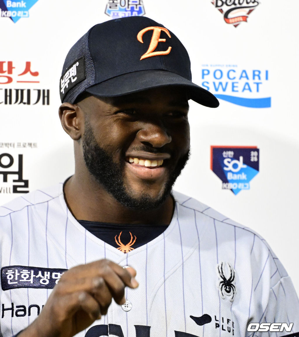 외국인타자 에스테반 플로리얼이 지옥과 천당을 오간 한화 이글스가 접전 끝 두산 베어스를 잡고 연패를 끊어냈다. 프로야구 한화 이글스는 9일 서울 잠실구장에서 열린 2025 신한 SOL뱅크 KBO리그 두산 베어스와의 시즌 2차전에서 5-4로 승리했다. 한화는 전날 끝내기패배 설욕과 함께 2연패에서 탈출하며 시즌 5승 10패를 기록했다. 반면 3연승이 좌절된 두산은 하루 만에 5할 승률이 무너졌다. 7승 8패. 경기를 마치고 한화 플로리얼이 방송 인터뷰를 하고 있다. 2025.04.09 / 