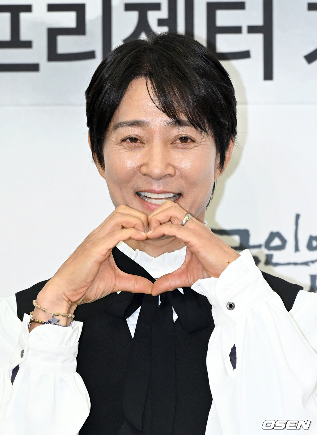 10일 오전 서울 여의도 KBS 신관 국제회의실에서 ‘한국인의 밥상’ 700회 & 새 프리젠터 기자간담회가 열렸다.14년의 기록과 추억, 그리움이 담긴 밥상과 사라져가는 음식들, 어머니에 대한 기억을 담은 ‘한국인의 밥상’ 700회 특집은 10일 오후 7시 40분 KBS 1TV에서 방송된다.배우 최수종이 포토타임을 가지고 있다. 2025.04.10 / sunday@osen.co.kr