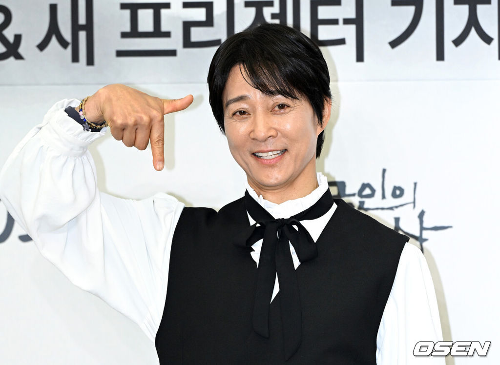 10일 오전 서울 여의도 KBS 신관 국제회의실에서 ‘한국인의 밥상’ 700회 & 새 프리젠터 기자간담회가 열렸다.14년의 기록과 추억, 그리움이 담긴 밥상과 사라져가는 음식들, 어머니에 대한 기억을 담은 ‘한국인의 밥상’ 700회 특집은 10일 오후 7시 40분 KBS 1TV에서 방송된다.배우 최수종이 포토타임을 가지고 있다. 2025.04.10 / sunday@osen.co.kr