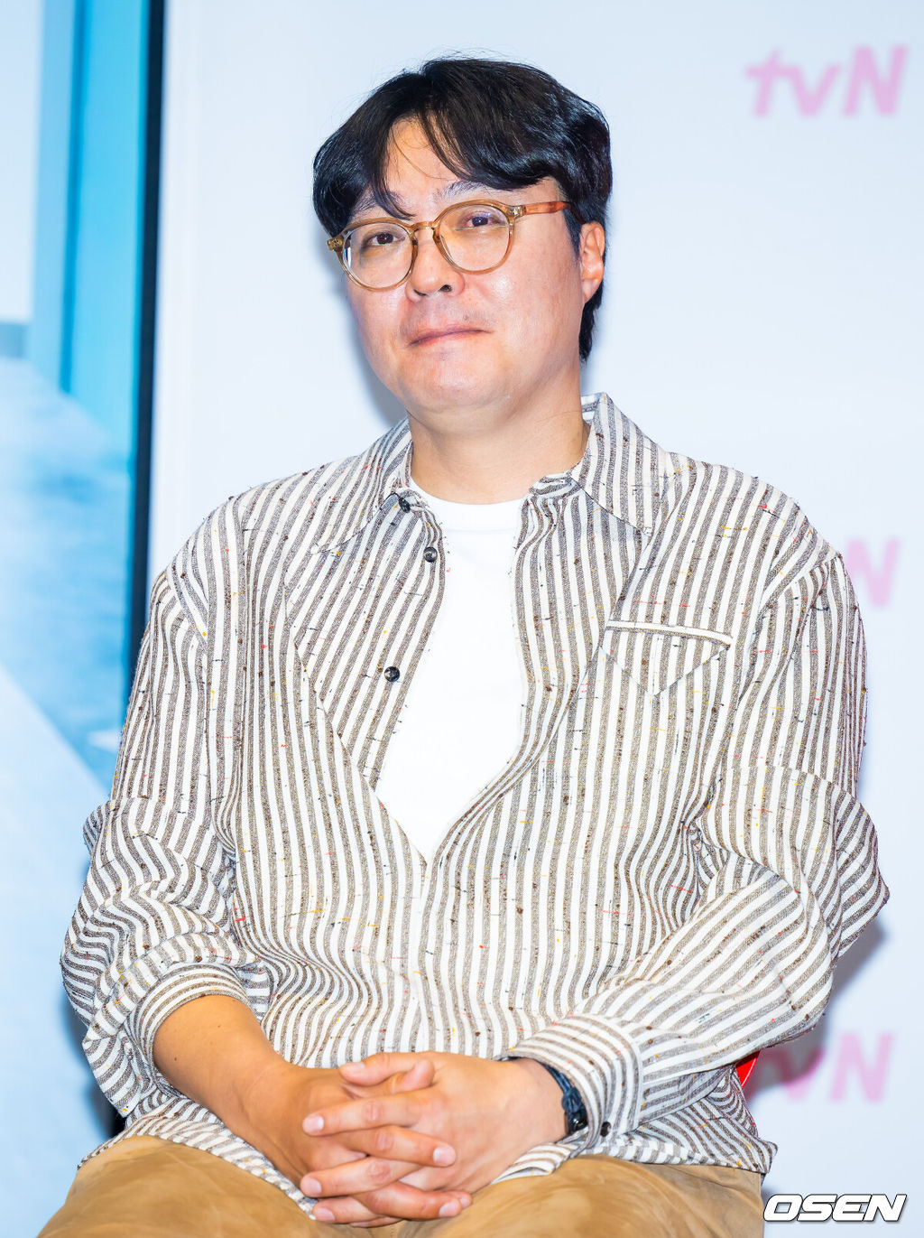 10일 오후 서울 구로구 라마다 서울 신도림에서 tvN 새 토일드라마 '언젠가는 슬기로울 전공의생활'(언슬전) 제작발표회가 열렸다. ‘언젠가는 슬기로울 전공의생활(연출 이민수, 극본 김송희)’은 언젠가는 슬기로울 의사생활을 꿈꾸는 레지던트들이 성장해 나가는 과정을 담은 ‘슬기로운 의사생활’ 스핀오프 드라마. 청춘 배우 고윤정(오이영 역), 신시아(표남경 역), 강유석(엄재일 역), 한예지(김사비 역), 정준원(구도원 역)이 극 중 종로 율제병원 산부인과를 배경으로 좌충우돌 일상을 보내는 레지던트들의 성장기를 예고한다.신원호 크리에이터가 기자간담회에서 미소짓고 있다. 2025.02.10 / rumi@osen.co.kr