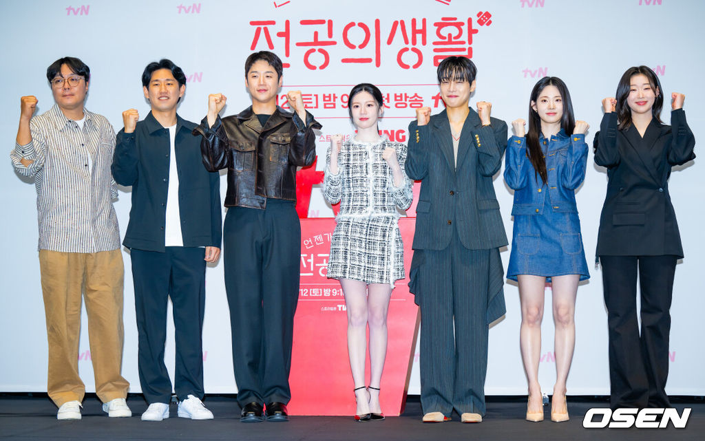 10일 오후 서울 구로구 라마다 서울 신도림에서 tvN 새 토일드라마 '언젠가는 슬기로울 전공의생활'(언슬전) 제작발표회가 열렸다. ‘언젠가는 슬기로울 전공의생활(연출 이민수, 극본 김송희)’은 언젠가는 슬기로울 의사생활을 꿈꾸는 레지던트들이 성장해 나가는 과정을 담은 ‘슬기로운 의사생활’ 스핀오프 드라마. 청춘 배우 고윤정(오이영 역), 신시아(표남경 역), 강유석(엄재일 역), 한예지(김사비 역), 정준원(구도원 역)이 극 중 종로 율제병원 산부인과를 배경으로 좌충우돌 일상을 보내는 레지던트들의 성장기를 예고한다.신원호 크리에이터, 이민수 감독, 배우 정준원, 고윤정, 강유석, 신시아, 한예지가 포즈를 취하고 있다. 2025.02.10 / rumi@osen.co.kr