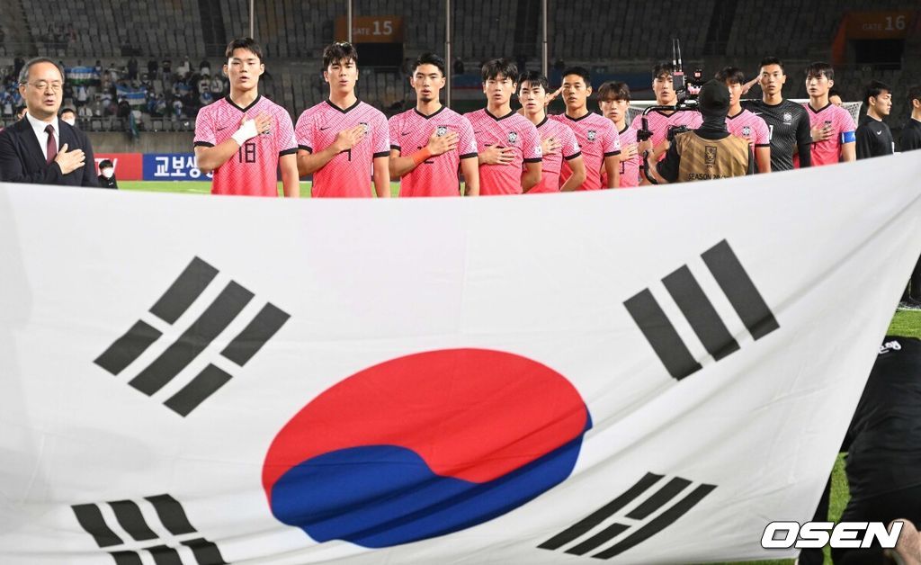 26일 오후 경기도 화성종합경기타운에서 한국 남자 올림픽 대표팀과 우즈베키스탄의 평가전이 열렸다.경기 전 대표팀이 국기에 대한 경례를 하고 있다. 2022.09.26 /cej@osen.co.kr