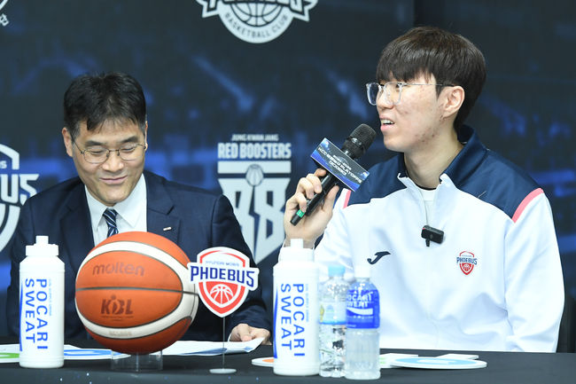 [사진] 조동현 감독과 이우석 / KBL