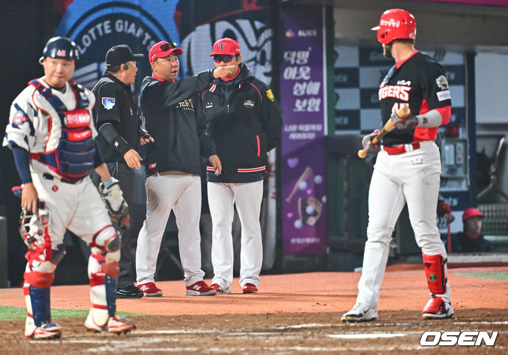 9일 부산 사직야구장에서 2025 신한 SOL 뱅크 KBO 리그 롯데 자이언츠와 KIA 타이거즈의 경기가 열렸다. 홈팀 롯데는 나균안이, 방문팀 KIA는 네일이 선발로 출전했다.KIA 타이거즈 이범호 감독이 5회초 1사 위즈덤 타석때 피치클락에 대해 항의하고 있다. 2025.04.09 / foto0307@osen.co.kr