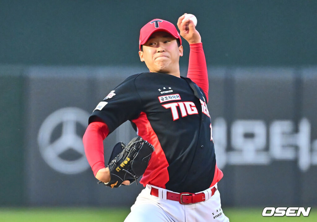 10일 부산 사직야구장에서 2025 신한 SOL 뱅크 KBO 리그 롯데 자이언츠와 KIA 타이거즈의 경기가 열렸다. 홈팀 롯데는 반즈가, 방문팀 KIA는 윤영철이 선발로 출전했다.KIA 타이거즈 선발 투수 윤영철이 역투하고 있다. 2025.04.10 / foto0307@osen.co.kr