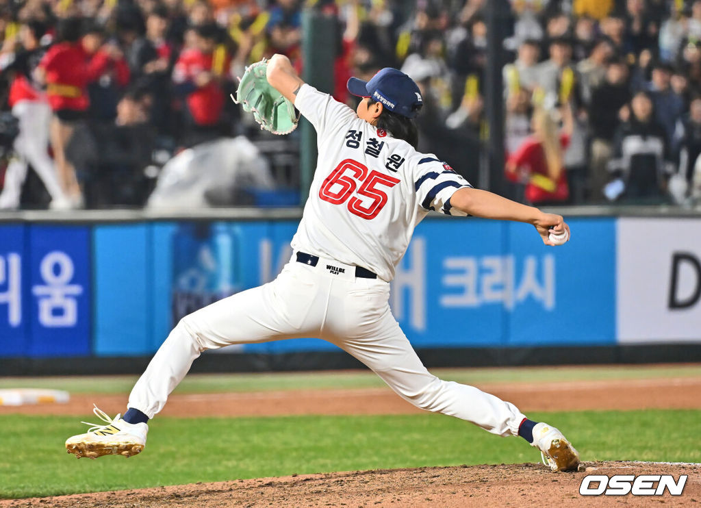 10일 부산 사직야구장에서 2025 신한 SOL 뱅크 KBO 리그 롯데 자이언츠와 KIA 타이거즈의 경기가 열렸다. 홈팀 롯데는 반즈가, 방문팀 KIA는 윤영철이 선발로 출전했다.롯데 자이언츠 정철원이 역투하고 있다. 2025.04.10 / foto0307@osen.co.kr
