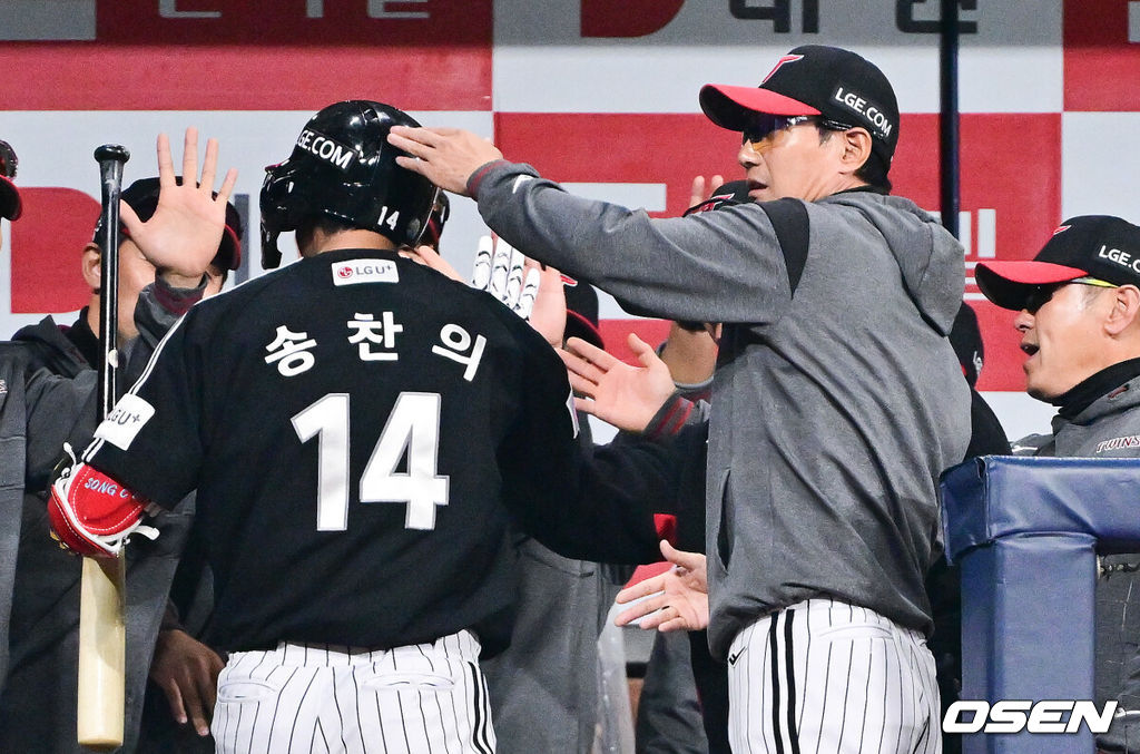 10일 오후 서울 고척스카이돔에서 ‘2025 신한 SOL BANK KBO리그’ 키움 히어로즈와 LG 트윈스의 경기가 진행됐다.이날 키움은 하영민을, LG은 임찬규를 선발투수로 내세웠다. 2회초 1사 1,2루 LG 송찬의가 선취 3점 홈런을 날리고 염경엽 감독과 하이파이브를 하고 있다 . 2025.04.10 / soul1014@osen.co.kr