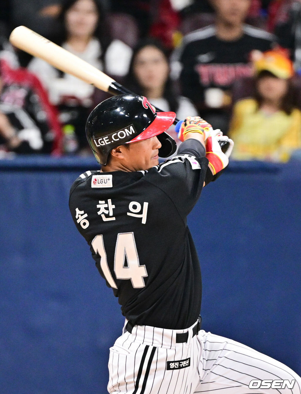 10일 오후 서울 고척스카이돔에서 ‘2025 신한 SOL BANK KBO리그’ 키움 히어로즈와 LG 트윈스의 경기가 진행됐다.이날 키움은 하영민을, LG은 임찬규를 선발투수로 내세웠다. 3회초 1사 만루 LG 송찬의가 1타점 적시타를 날리고 있다.  2025.04.10 / soul1014@osen.co.kr