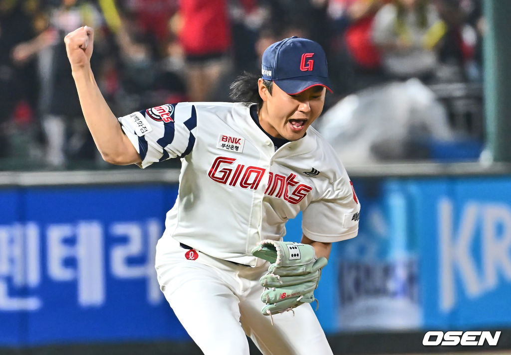 10일 부산 사직야구장에서 2025 신한 SOL 뱅크 KBO 리그 롯데 자이언츠와 KIA 타이거즈의 경기가 열렸다. 홈팀 롯데는 반즈가, 방문팀 KIA는 윤영철이 선발로 출전했다.롯데 자이언츠 정철원이 7회초 2사 1,2루 KIA 타이거즈 위즈덤을 포수 태그 아웃으로 잡고 포효하고 있다. 2025.04.10 / foto0307@osen.co.kr