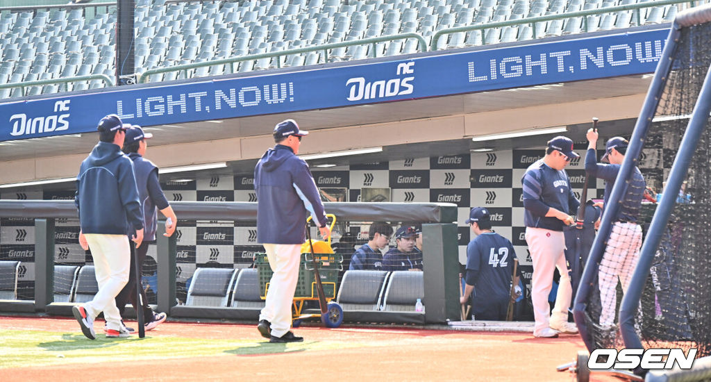 11일 부산 사직야구장에서 2025 신한 SOL 뱅크 KBO 리그 롯데 자이언츠와 NC 다이노스의 경기가 열린다. 주말 3연전 동안 NC 다이노스가 창원NC파크 대신 사직야구장을 홈구장으로 사용한다. 롯데 선수들이 NC 다이노스 캐치프레이즈가 붙어 있는 사직야구장 더그아웃을 사용하고 있다. 2025.04.11 / foto0307@osen.co.kr